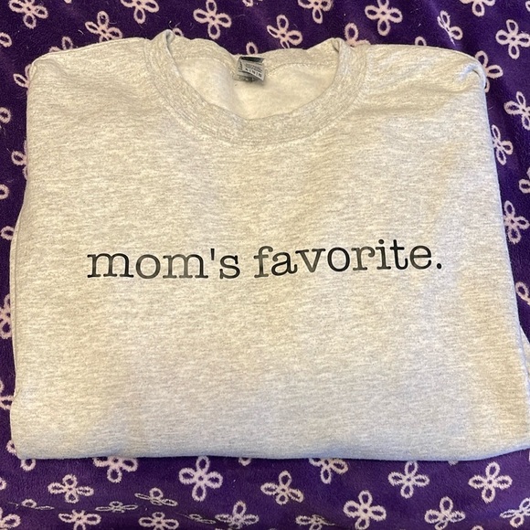 Gildan Tops - “Mom’s Favorite” crewneck, size XL, brand new!